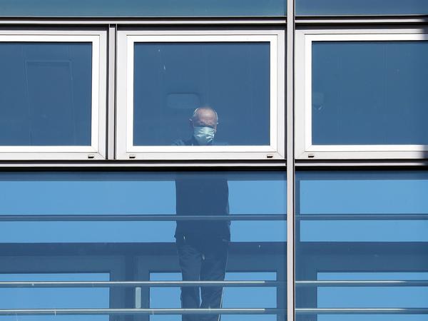 Ein Patient am Fenster im Potsdamer Klinikum "Ernst von Bergmann". 