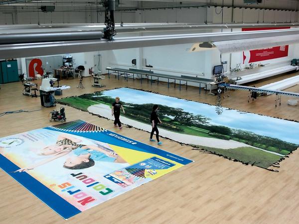 Die Babelsberger Firma Big Image Systems kann riesige Stoffdrucke und Banner herstellen.