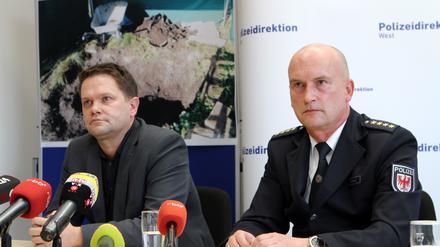 Pressekonferenz am 1. November: Michael Scharf (r.) informierte darüber, dass es sich um Elias handelt, der in der Kleingartensiedlung in Luckenwalde gefunden wurde.