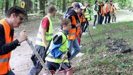 Anwohner und freiwillige Helfer suchen in Potsdam-Schlaatz in einem Waldgebiet nach Spuren des verschwundenen sechsjährigen Elias.