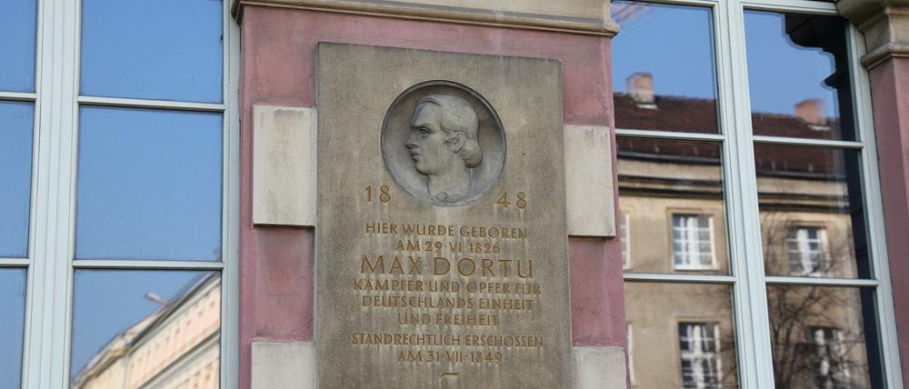 Eine Gedenktafel an seinem Geburtshaus erinnert an Max Dortu.