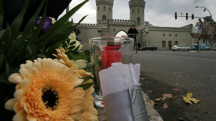 Blumen wurden für die verunglückte 19-jährige Radfahrerin an der Unfallstelle unweit des Nauener Tors in Potsdam abgelegt.