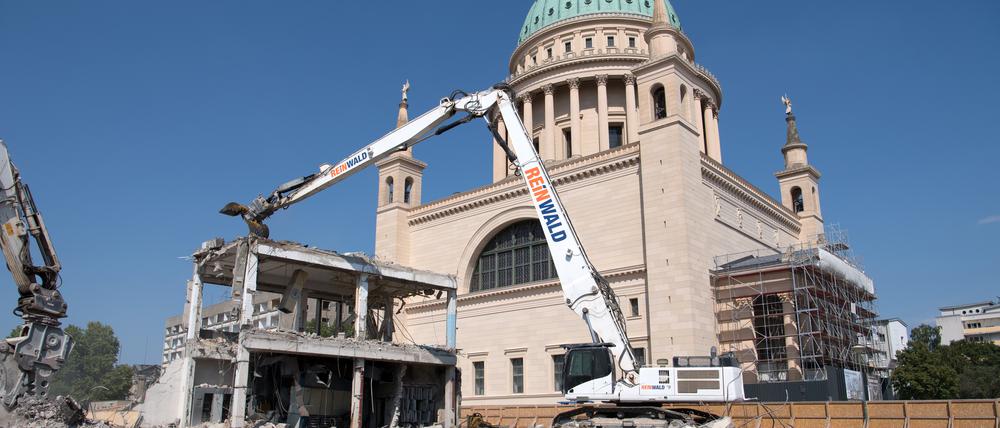 Am Donnerstag hat ein Bagger das letzte Stück der alten Fachhochschule in Potsdam abgerissen.