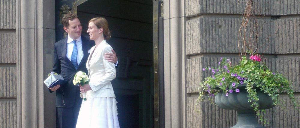Georg Friedrich Prinz von Preußen und Sophie Prinzessin von Isenburg am Donnerstag in Potsdam vor dem Standesamt im Stadthaus. Der 35-Jährige gab seiner Braut im kleinen Kreis das Ja-Wort.