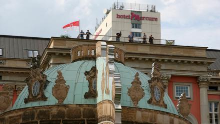 Dreiklang des Streits: Mercure, Stadtschloss und nun die Sanssouci-Attrappe im Landtags-Hof. Um alle drei Bau- bzw. Kunstwerke wurde sich in Potsdam schon heftig gefetzt.