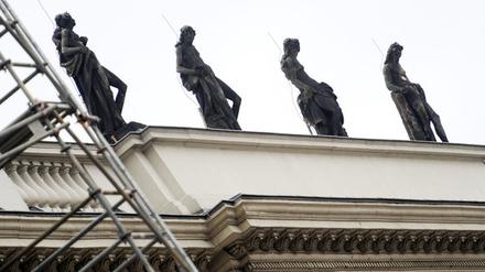 Her mit den Göttern: Noch zieren sie das Dach der Berliner Humboldt-Uni - bald schon das des Potsdamer Stadtschlosses?