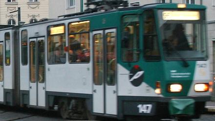 Potsdamer Straßenbahn am Platz der Einheit.