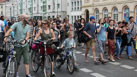 Etwa 800 Demonstrierende zogen am Samstagnachmittag durch die Potsdamer Innenstadt.