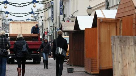 In der Brandenburger Straße wirdd derzeit der Weihnachtsmarkt aufgebaut.