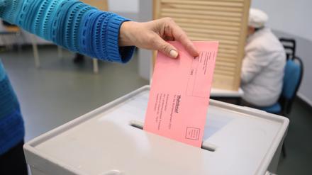 Im Briefwahlbüro im Stadthaus Potsdam darf schon gewählt werden.