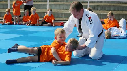 Judo war nur eine von vielen Übungen bei der 12. Potsdamer Bummi-Olympiade am Mittwoch im Luftschiffhafen. Insgesamt 460 Kinder aus 17 Potsdamer Kitas konnten sich dort bei den verschiedensten Sportdisziplinen spielerisch miteinander messen.