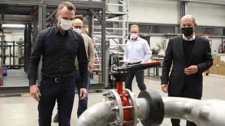Bundesfinanzminister Olaf Scholz (rechts) besuchte die Potsdamer Kühlanlagenfirma pakt GmbH.