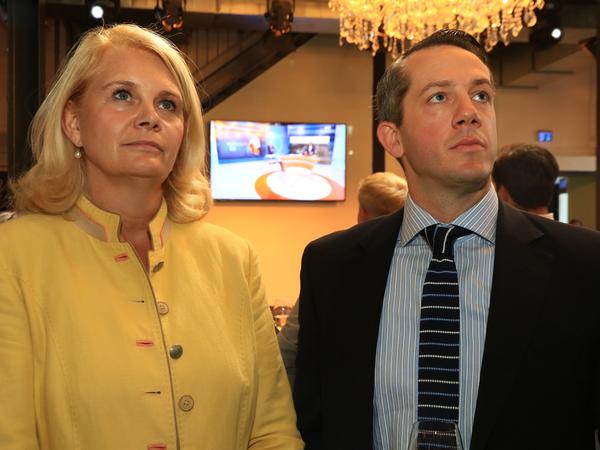 Saskia Ludwig und CDU-Kreisvorsitzender Oliver Nill bei der Bekanntgabe der ersten Prognose auf der Wahlparty der CDU Brandenburg im Kutschstall in Potsdam.