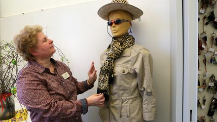 Einige Kleidungsstücke werden von Silvia Rissmann mit Hilfe der Modepuppe "Chantal" präsentiert.