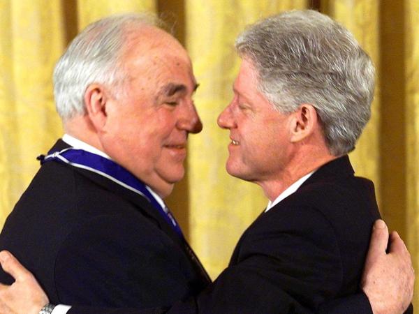 Der damalige US-Präsident Bill Clinton umarmte Ex-Bundeskanzler Helmut Kohl, als er ihn im April 1999 mit der Freiheitsmedaille ehrte.