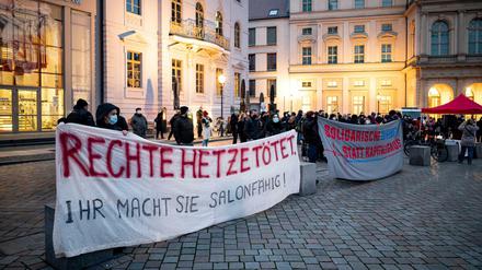 Gegendemonstranten standen am Samstag neben der Protestaktion des AfD-Kreisverbandes Potsdam gegen die 2G-/3G-Regeln.