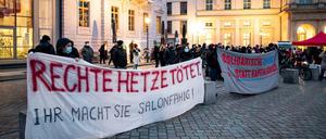 Gegendemonstranten standen am Samstag neben der Protestaktion des AfD-Kreisverbandes Potsdam gegen die 2G-/3G-Regeln.