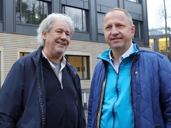 Gottfried und Steffen Specker (v.l.) vor dem Neubau auf dem Waldcampus des Hasso-Plattner-Instituts.