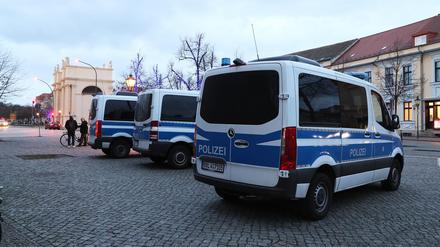 Polizeifahrzeuge - vor den Demos am Montagabend in Potsdam bereitete die Behörde ihre Einsätze vor