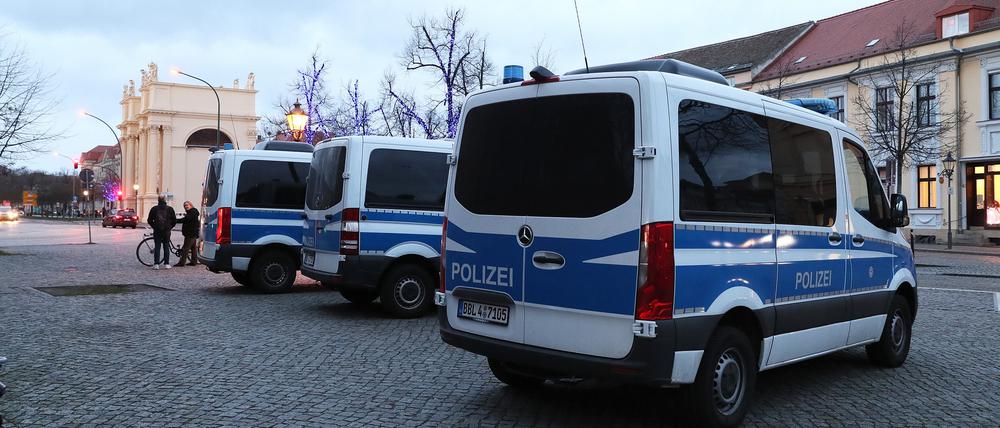 Polizeifahrzeuge - vor den Demos am Montagabend in Potsdam bereitete die Behörde ihre Einsätze vor