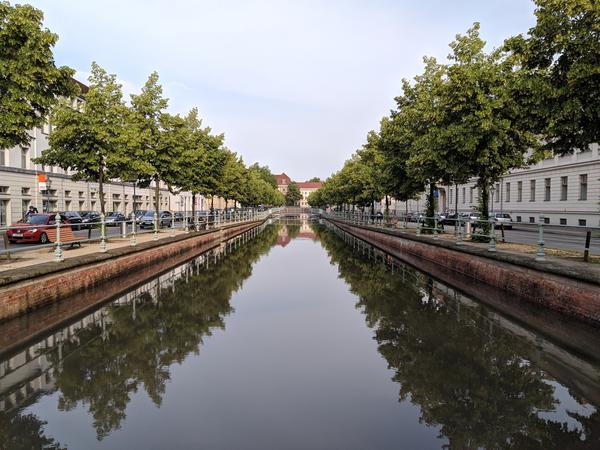 Der Stadtkanal in Potsdam ist nach dem Unwetter in der vergangenen Nacht noch immer voller Wasser.