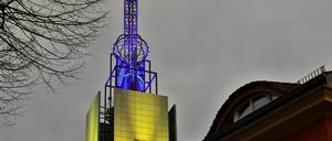 Solidarität mit der Ukraine: Der Turm der Heilig-Geist-Residenz in Potsdam wird in deren Landesfarben angestrahlt.