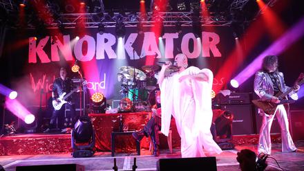 Die Berliner Band Knorkator spielte vor der fast ausverkauften Schinkelhalle - Alf Ator sang statt Frontmann Stumpen.