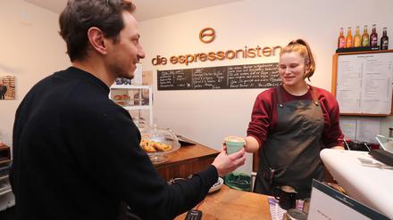 Die Espressonisten, hier Philipp und Lara, nutzen für Coffee to go das Recup-Pfandsystem.