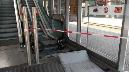 Die Rolltreppe von den Gleisen 2 und 4 im Potsdamer Hauptbahnhof ist wieder defekt. 