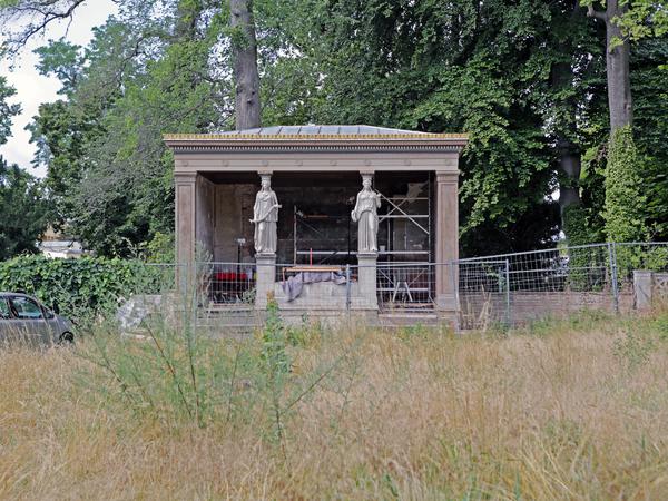 Die Stiftung Preußische Schlösser und Gärten saniert derzeit die denkmalgeschützte Villa Liegnitz samt Garten im Park Sanssouci.Die Instandsetzungsarbeiten sollen Mitte 2024 abgeschlossen sein. Stibadium im Garten der Villa.