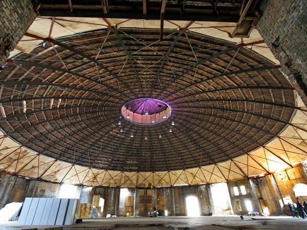 Das Kuppeldach des ehemaligen Lokschuppens hat eine Spannweite von 48 Metern.