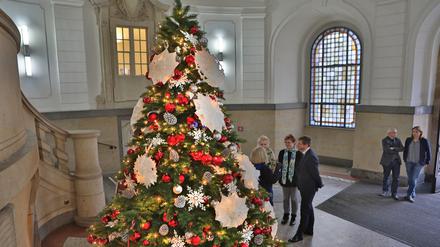 Die Potsdamer Stadtverwaltung singen am Mittwoch im großen Treppenhaus des Rathauses Weihnachtslieder.