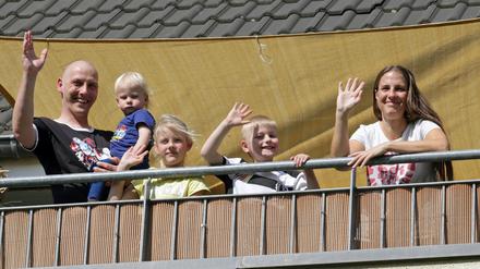 Grüße vom Balkon. Seit sechs Wochen hat eine fünfköpfige Familie in Neu Fahrland die Wohnung nicht mehr verlassen.