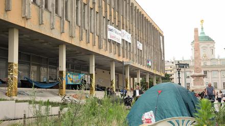 Das Gelände vor der Fachhochschule am Tag nach der Besetzung. Das Protestcamp bleibt bis Sonntagabend.
