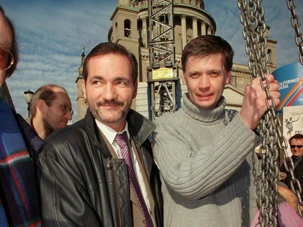 Am 16. Februar 2001 wurde feierlich der erste Sandstein für den Wiederaufbau des Fortunaportals aufgesetzt - mit Spender Günther Jauch und dem damaligen Oberbürgermeister Matthias Platzeck (SPD, l.).