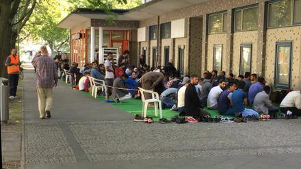Beim Freitagsgebet am 23. September müssen zahlreiche Muslime außerhalb der Moschee beten.