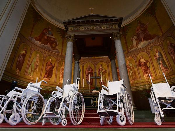 Im Gedenken an die Opfer standen vier Rollstühle beim Gedenkgottesdienst in der Nikolaikirche nach der Bluttat. 