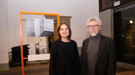 Fotograf Bernd Blumrich mit Uta Gerlant, der Leiterin der Gedenkstätte. 