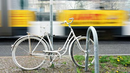 Geisterräder erinnern auch in Potsdam an tödlich verletzte Radfahrer - wie hier in der Friedrich-Ebert-Straße.