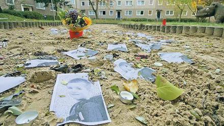 Auf dem Spielplatz vor dem einstigen Wohnhaus von Elias und seiner Mutter erinnerten Fotos, Kerzen und Blumen an den Jungen.