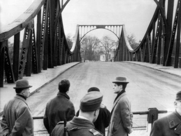 Die Glienicker Brücke wurde zum Symbol der deutsch-deutschen Teilung, am 10. Februar fand dort ein großer Agententausch zwischen Ost und West statt.
