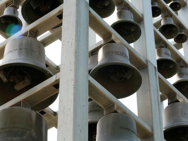 Das Glockenspiel wurde zunächst im westdeutschen Iserlohn aufgestellt und kam 1991 nach Potsdam.