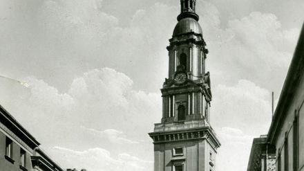 Die Heiligengeistkirche wurde 1726 eingeweiht und diente zwei Gemeinden als Gotteshaus. Die Postkarte aus den 1930er-Jahren zeigt das Bauwerk.