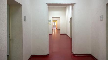 In den Räumen ehemaliger Ministeriumsgebäude in der Heinrich-Mann-Allee in Potsdam sollen nun Hunderte Flüchtlinge untergebracht werden.