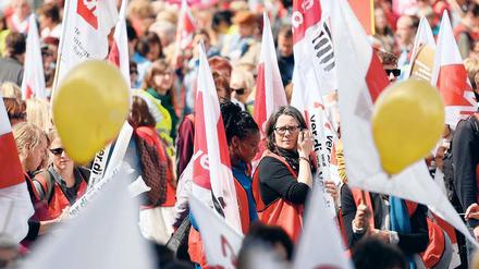 Etwa 1000 Erzieher aus brandenburgischen Kindergärten demonstrierten am Montag in Potsdam für bessere Bezahlung.