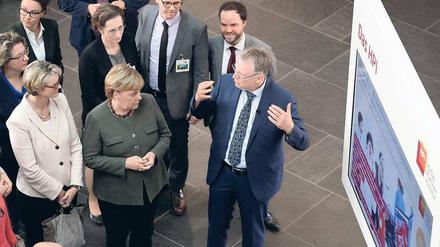 HPI-Chef Christoph Meinel begrüßt die Bundeskanzlerin und ihr Kabinett am HPI.