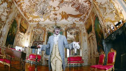 Vorbereitung aufs Fest. Marquis d'Argens, Kammerherr Friedrichs II. (alias Heiko Eickenroth), führt Besucher durch die Räumlichkeiten im Schloss Sanssouci.