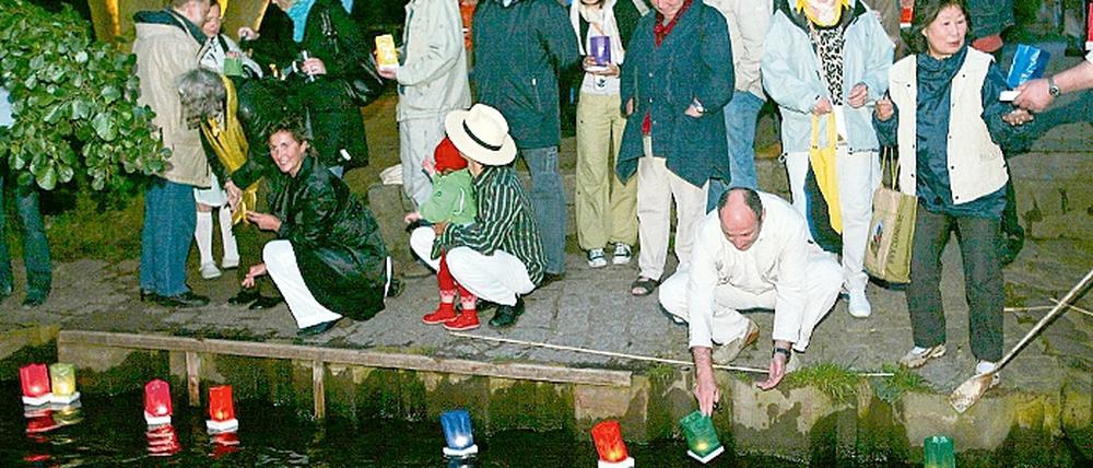 Die schwimmenden Laternen rufen und beruhigen die Seelen der Opfer der Atombombenabwürfe. Die Zeremonie am Griebnitzsee ist einer Tradition am 6. und 9. August in Japan nachempfunden.