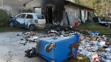 Dieser VW Fox brannte in der Nacht zum Samstag völlig aus, ein Papiercontainer ging in Flammen auf, den benachbarten Schuppen erwischte es ebenfalls. Vier weitere Fahrzeuge wurden beschädigt.