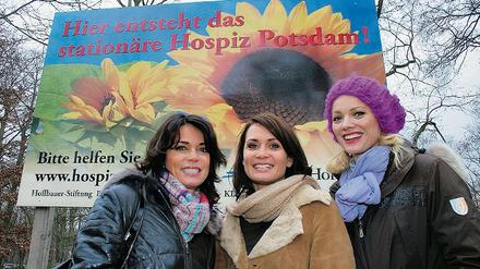 Lächeln für den guten Zweck. Die Schauspielerinnen Gerit und Anja Kling sowie Topmodel Franziska Knuppe (v.l.) sind neue prominente Unterstützer für das Hospiz Potsdam. In dem Haus sollen schwerkranke Menschen bis zum Tod begleitet werden.